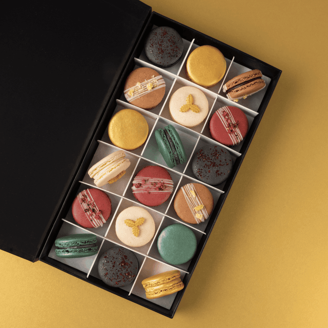 image of 18 Luxury Christmas macarons